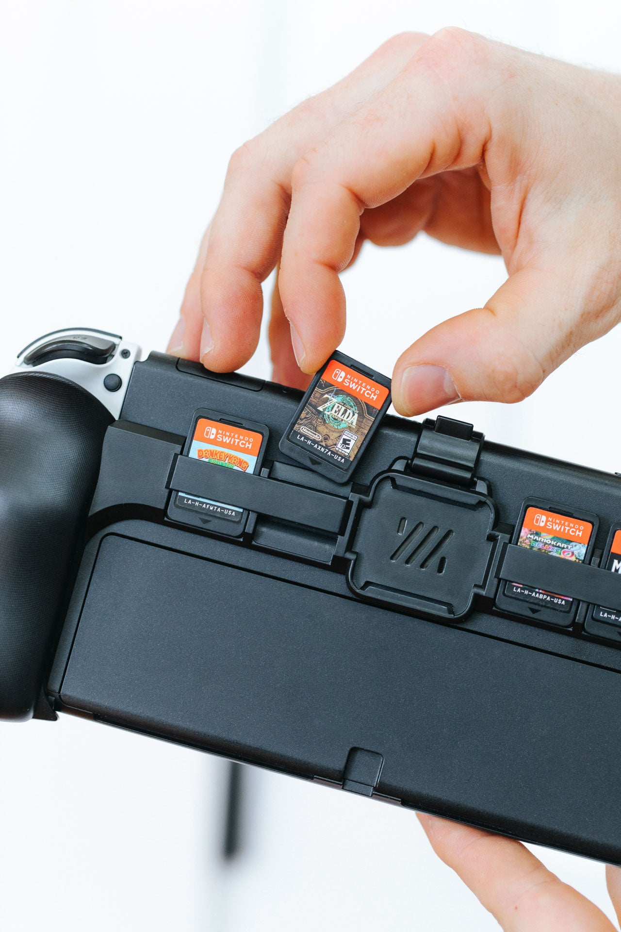 Store and swap games easily in the Mechanism Switchmate Grip