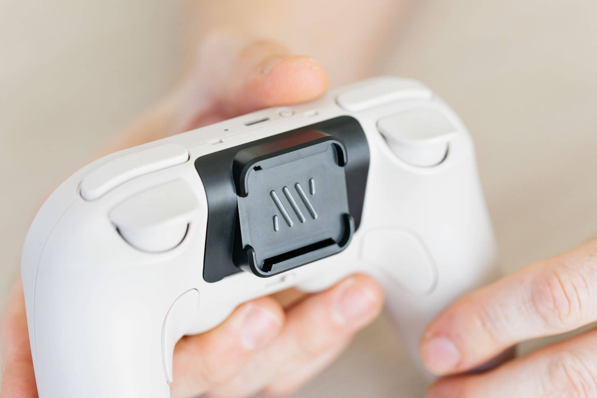 Close up of how the Mechanism Controller Grip seamlessly integrates in to the 8BitDo battery cover.