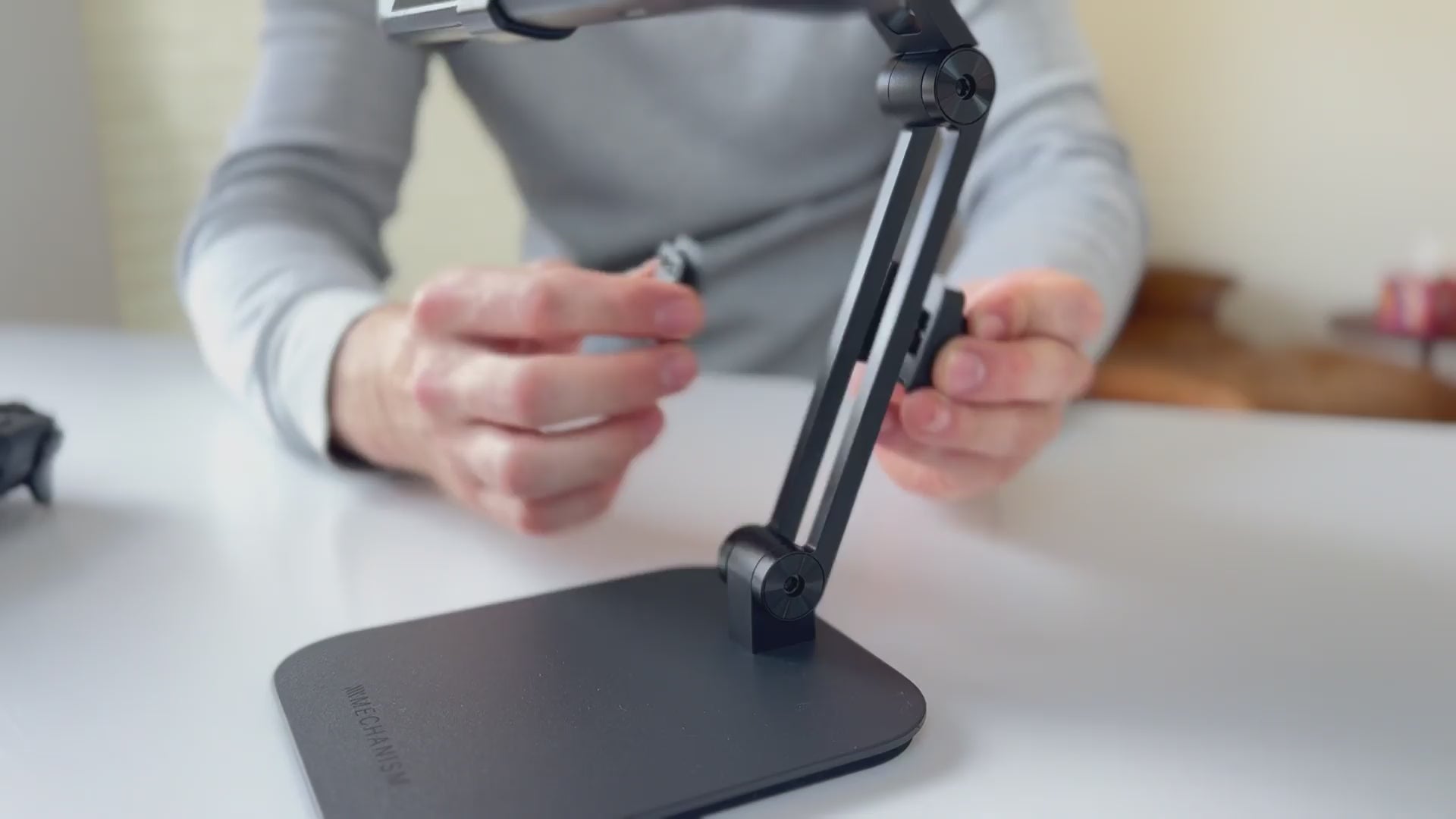 Load video: steam controller 2 charging dock in motion