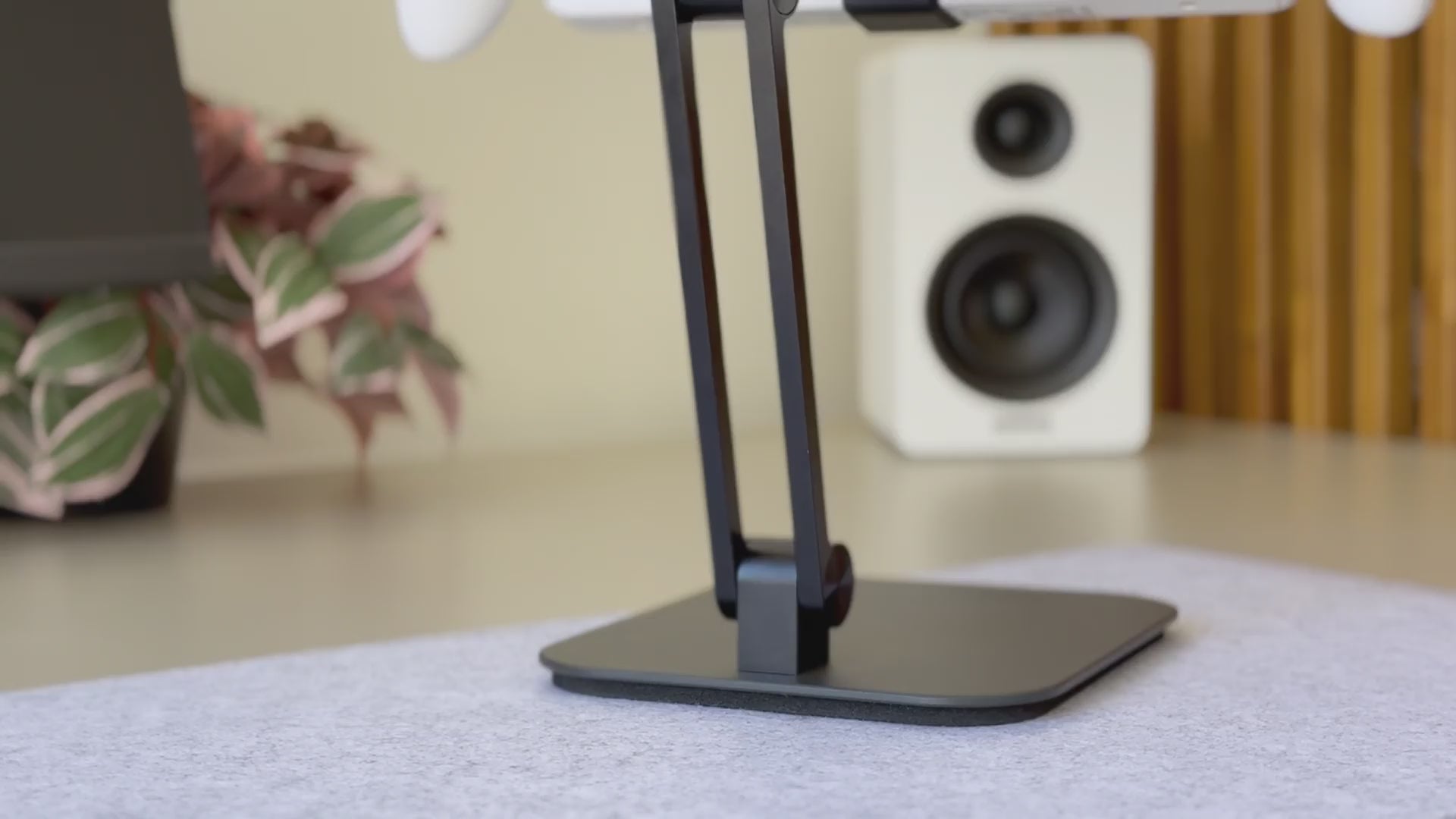 Load video: steam controller 2 charging dock in motion