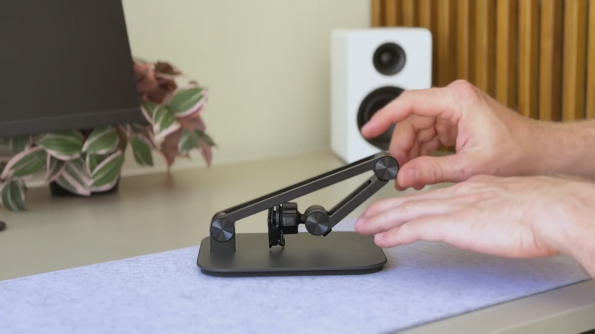 Load video: steam controller 2 charging dock in motion
